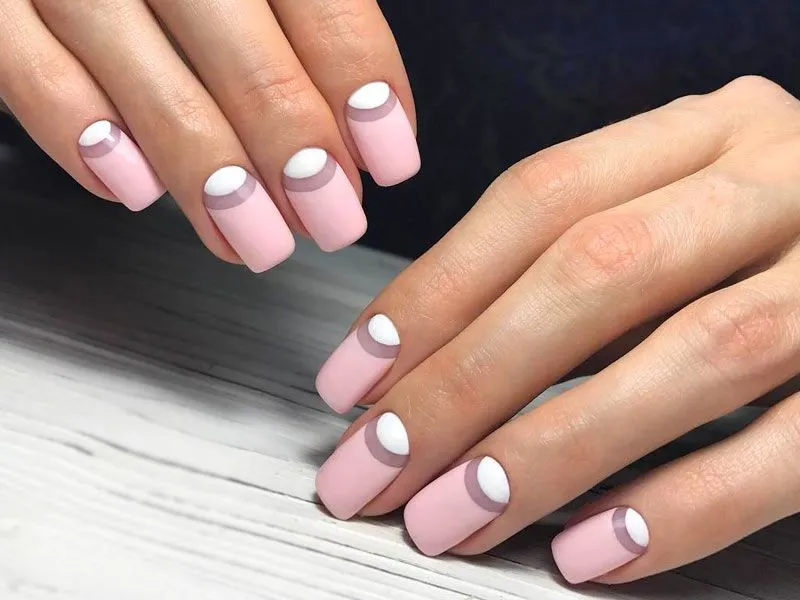 Ide Reverse French Manicure. Gaya Nail Art Cantik yang Lagi Banyak Peminatnya 21 retro cool reverse french manicure