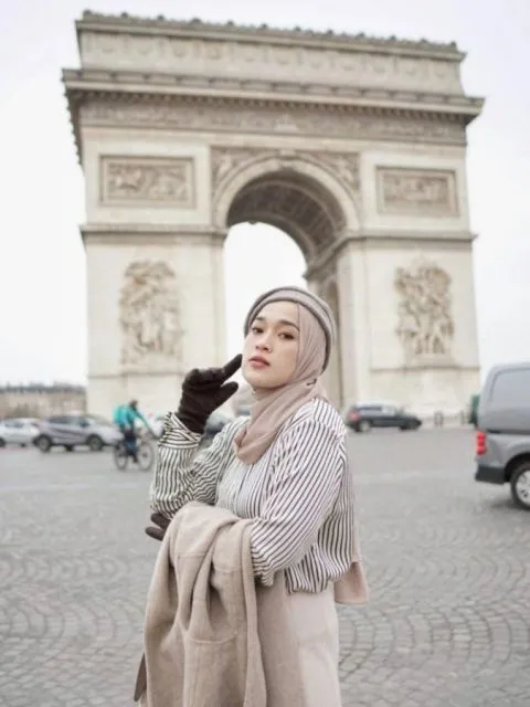 7 Potret Gaya Modis Ririe Fairuz di Paris. Tampil Menawan dengan Gaya Kasual 13 7 gaya modis Ririe Fairus saat berada di Paris