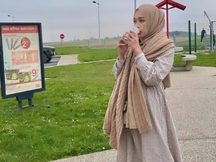 7 Potret Gaya Modis Ririe Fairuz di Paris. Tampil Menawan dengan Gaya Kasual 14 7 gaya modis Ririe Fairus saat berada di Paris