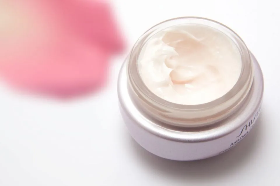 Step by Step Menutup Mata Panda dengan Make Up 6 Krim mata