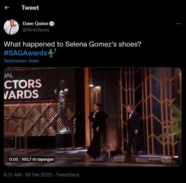 Selena Gomez Terpeleset di Karpet Merah SAG Award, Bacakan Nominasi Tanpa Alas Kaki 2 Selena gomez terpeleset di red carpet