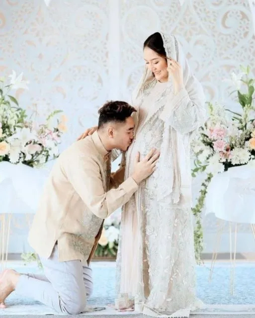 Ide Busana Tasyakuran Kehamilan ala Seleb 16 Inspirasi busana tasyakuran artis