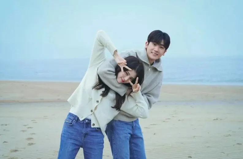 10 Fakta Menarik Drama Soundtrack #1 yang Dibintangi Han So-hee 13 Persahabatan antara Park Hyung Sik dan Han So Hee