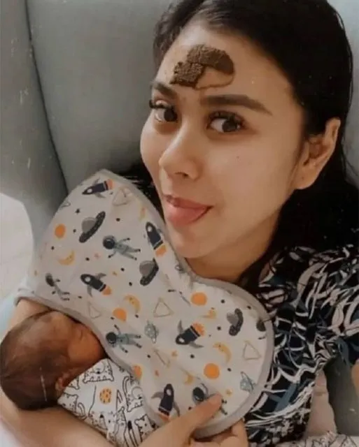 7 Artis yang Nggak Jaim Pakai Pilis Setelah Melahirkan, Terbaru Aurel Hermansyah 11 deretan artis yang memakai pilis