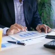 Ketahui 6 Perbedaan P2P Lending Konvensional dengan P2P Lending Syariah. Investasi Aman Sesuai Syariat Islam!