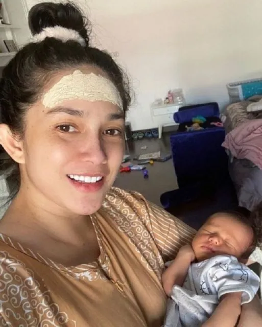 7 Artis yang Nggak Jaim Pakai Pilis Setelah Melahirkan, Terbaru Aurel Hermansyah 14 deretan artis yang memakai pilis