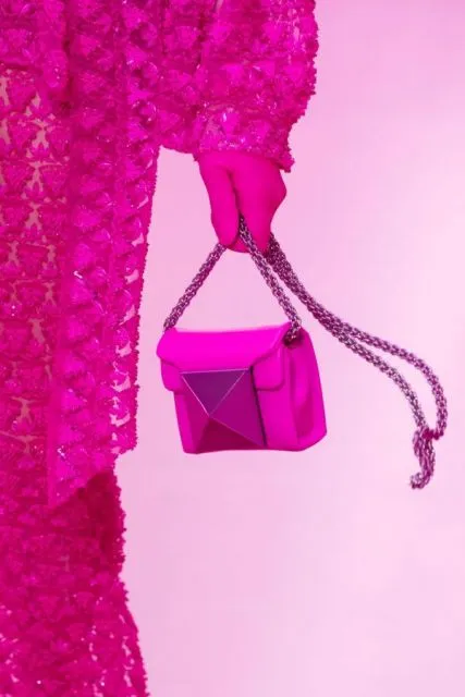 Fakta Menarik di Balik Koleksi Serba Pink Valentino di Paris Fashion Week 11