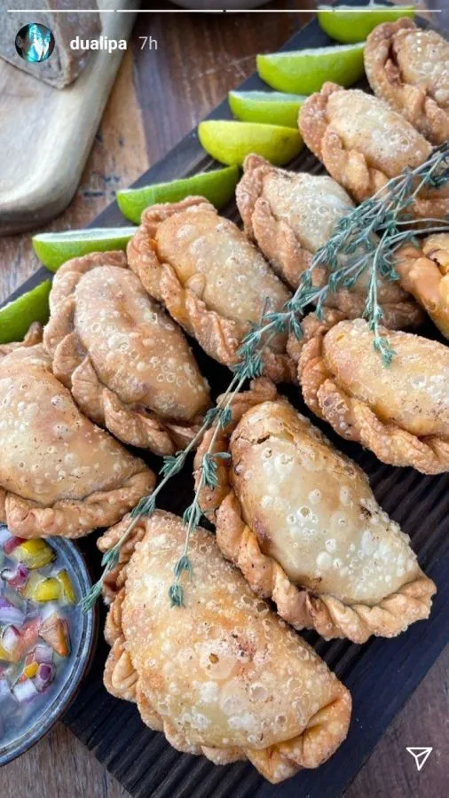 9 Artis Luar Negeri yang Punya Makanan Indonesia Favorit. Apa Saja? 16 Dua Lipa