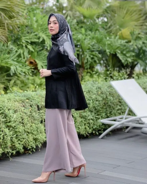 Ide Padu Padan Hijab Segi Empat Motif yang Jadi Tren Ramadan 2022 ala Seleb 10 padupadan hijab segi 4 motif