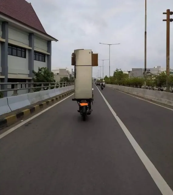 11 Potret Driver Ojol Dapat Orderan Absurd dari Pelanggan. Namanya Juga Berjuang~ 12 Nyenggol dikit, susah urusannya