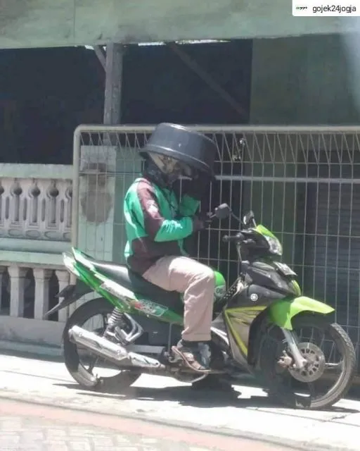 11 Potret Driver Ojol Dapat Orderan Absurd dari Pelanggan. Namanya Juga Berjuang~ 18 Nganterin ember gede