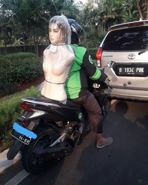 11 Potret Driver Ojol Dapat Orderan Absurd dari Pelanggan. Namanya Juga Berjuang~ 17 Dipelototin patung manekin