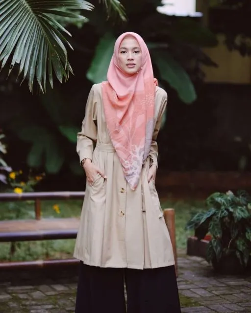 Ide Padu Padan Hijab Segi Empat Motif yang Jadi Tren Ramadan 2022 ala Seleb 14 padupadan hijab segi 4 motif