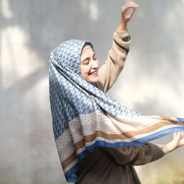 Ide Padu Padan Hijab Segi Empat Motif yang Jadi Tren Ramadan 2022 ala Seleb 13 padupadan hijab segi 4 motif