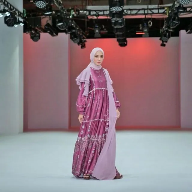 6 Ide Busana Lebaran ala Selebgram yang Cantik dan Elegan 10 gaya busana hijab Hamidah
