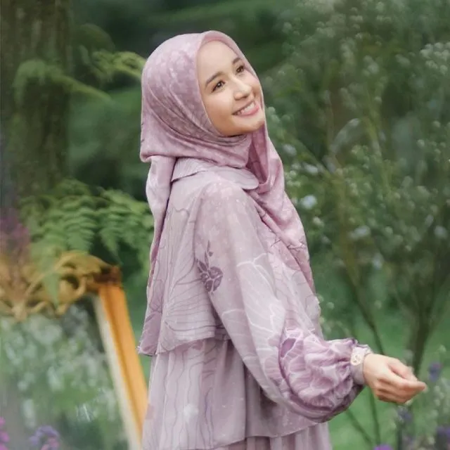 Ide Padu Padan Hijab Segi Empat Motif yang Jadi Tren Ramadan 2022 ala Seleb 16 padupadan hijab segi 4 motif