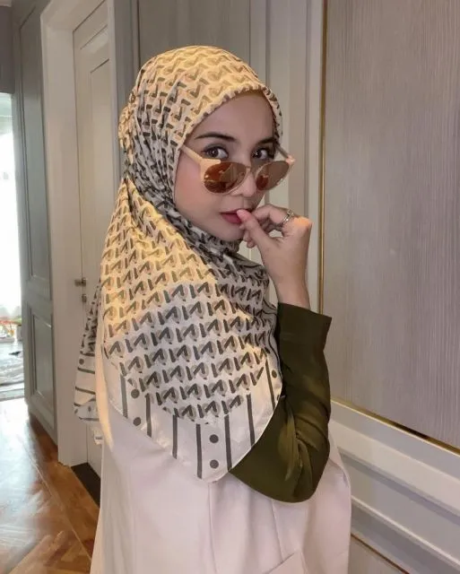 Ide Padu Padan Hijab Segi Empat Motif yang Jadi Tren Ramadan 2022 ala Seleb 12 padu padan hijab segi 4 motif