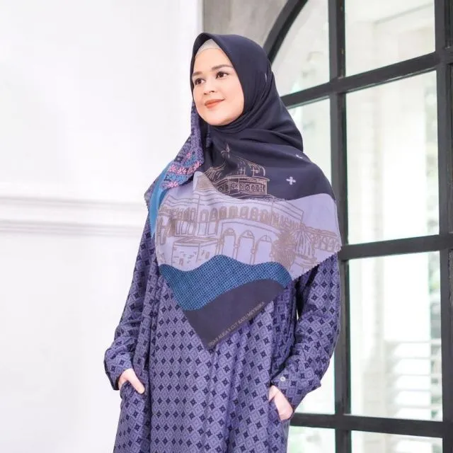Ide Padu Padan Hijab Segi Empat Motif yang Jadi Tren Ramadan 2022 ala Seleb 15 padupadan hijab segi 4 motif