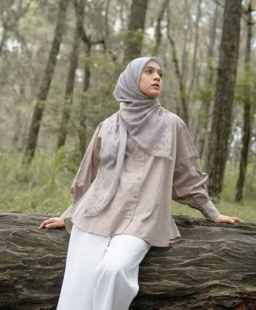 Ide Padu Padan Hijab Segi Empat Motif yang Jadi Tren Ramadan 2022 ala Seleb 9 padu padan hijab segi 4 motif