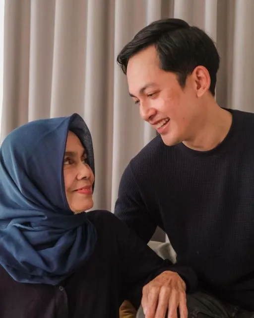 Ibunda Kiki Farrel Idap Kanker, Kondisinya Memburuk hingga Tak Bisa Makan 6 kiki farrel dan ibu