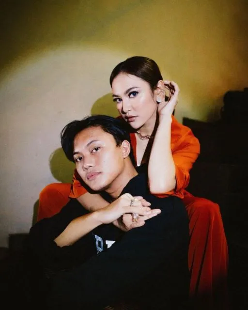 Ide OOTD Couple ala Mahalini Raharja dan Rizky Febian. Serasi Tanpa Seragaman 7 ootd couple ala mahalini dan rizky febrian
