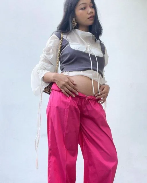 8 Potret Stylish Fathia Izzati Saat Hamil. Tetap Aktif Manggung dengan Baby Bump 11 Baby bump Fathia Izzati