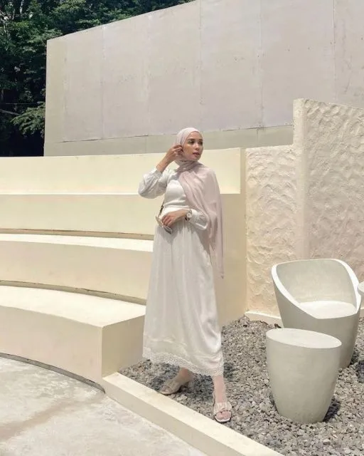 6 Ide Busana Lebaran ala Selebgram yang Cantik dan Elegan 11 baju lebaran putih