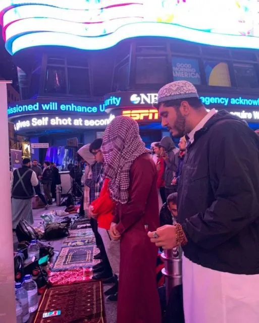 Ratusan Umat Muslim Gelar Salat Tarawih di Times Square, New York 2 Umat Islam salat tarawih di Times Square