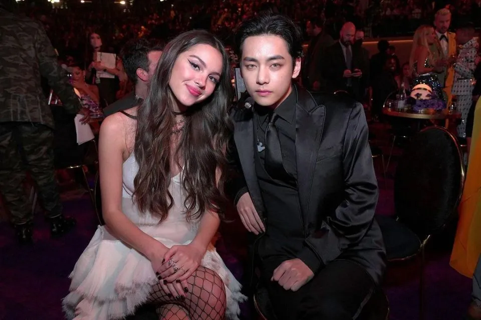 Momen V BTS dan Olivia Rodrigo di Grammy Awards 2022 Jadi Sorotan, Penggemar Histeris 2 Momen interaksi V BTS dan Olivia Rodrigo di Grammy Awards 2022