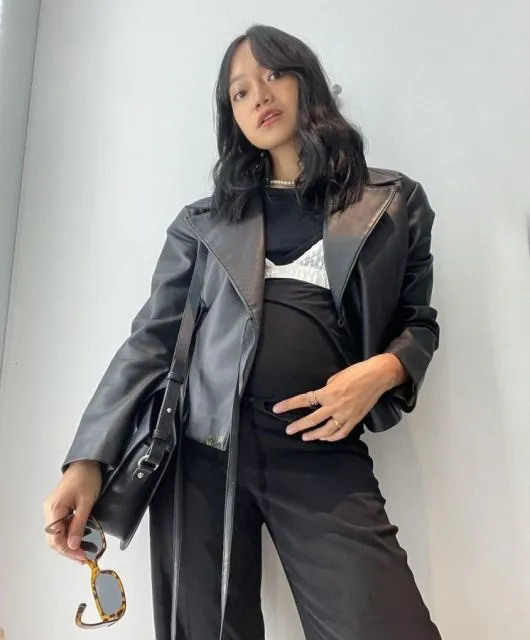 8 Potret Stylish Fathia Izzati Saat Hamil. Tetap Aktif Manggung dengan Baby Bump 13 Baby bump Fathia Izzati