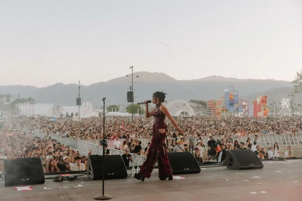 Niki Zefanya Cetak Sejarah Penyanyi Perempuan Pertama yang Tampil di Coachella 2 Niki Zefanya di Coachella