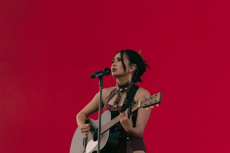 Menguak Detail Gaya Niki Zefanya saat Manggung di Coachella. Unik! 13 Gaya busana Niki Zefanya