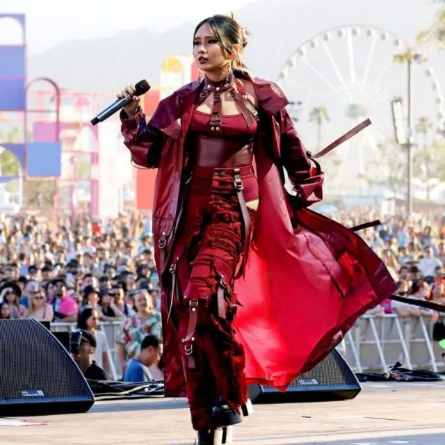 Menguak Detail Gaya Niki Zefanya saat Manggung di Coachella. Unik! 9 Gaya busana Niki Zefanya