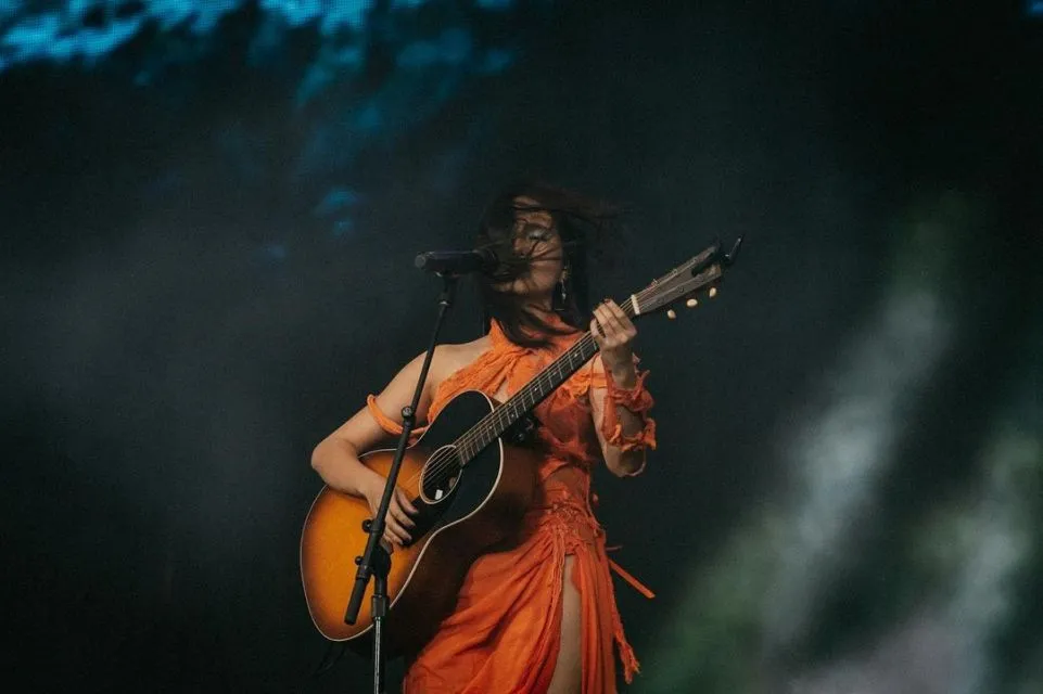 Menguak Detail Gaya Niki Zefanya saat Manggung di Coachella. Unik! 14 Gaya busana Niki Zefanya