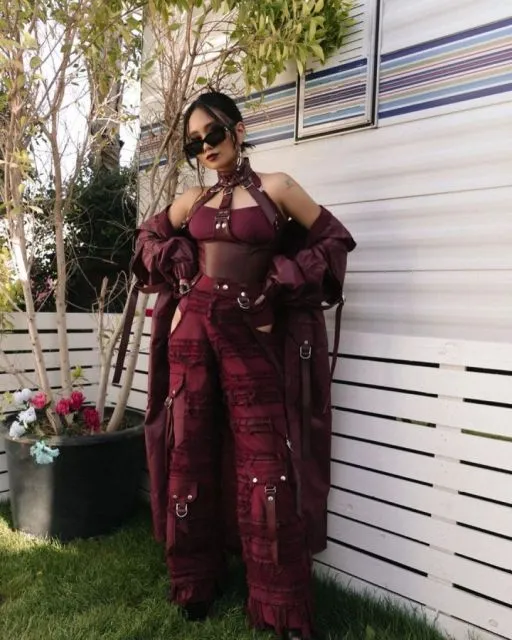 Menguak Detail Gaya Niki Zefanya saat Manggung di Coachella. Unik! 10 Gaya busana Niki Zefanya