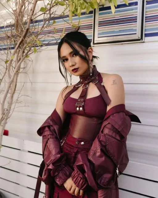 Menguak Detail Gaya Niki Zefanya saat Manggung di Coachella. Unik! 11 Gaya busana Niki Zefanya