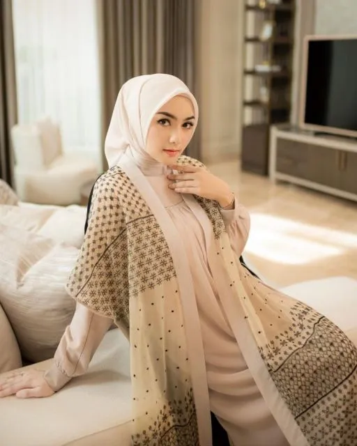 6 Ide Busana Lebaran ala Selebgram yang Cantik dan Elegan 12 Baju lebaran citra kirana