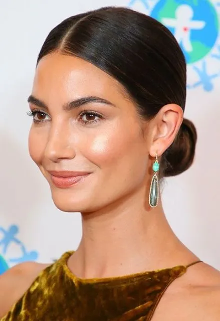 9 Ide Gaya Rambut Sleek Hair yang Fresh dan Elegan. Jurus Jitu Siasati Rambut Lepek 18 Sleek low bun