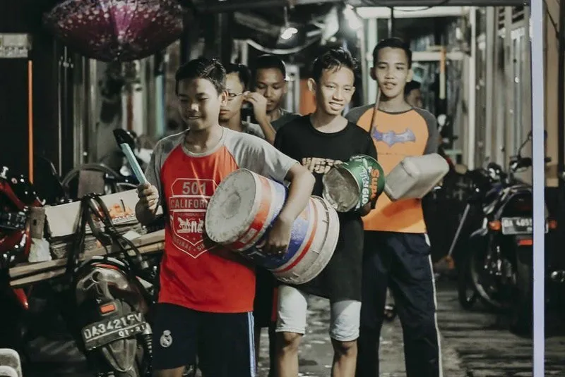 4 Aktivitas yang Selalu Dirindukan dari Bulan Ramadan 7 Membangunkan orang sahur