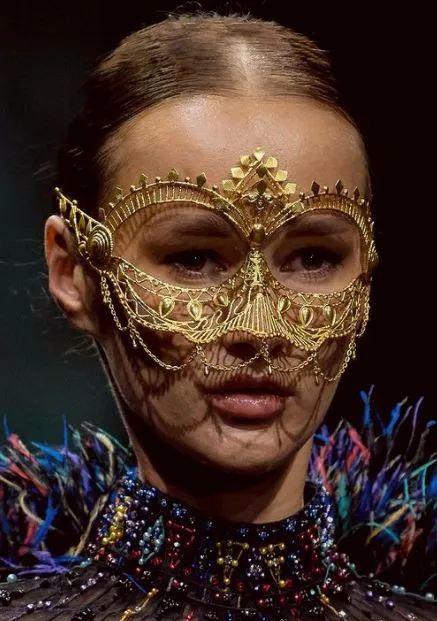 Detail Karya Fesyen Hian Tjen yang Dipamerkan di Arab Fashion Week 2022 17 fesyen karya Hian Tjen