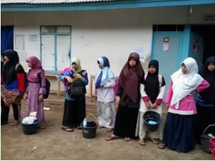7 Kebiasaan Konyol yang Dilakukan Saat Bulan Ramadan. Ngaku Deh~ 9 antre mandi