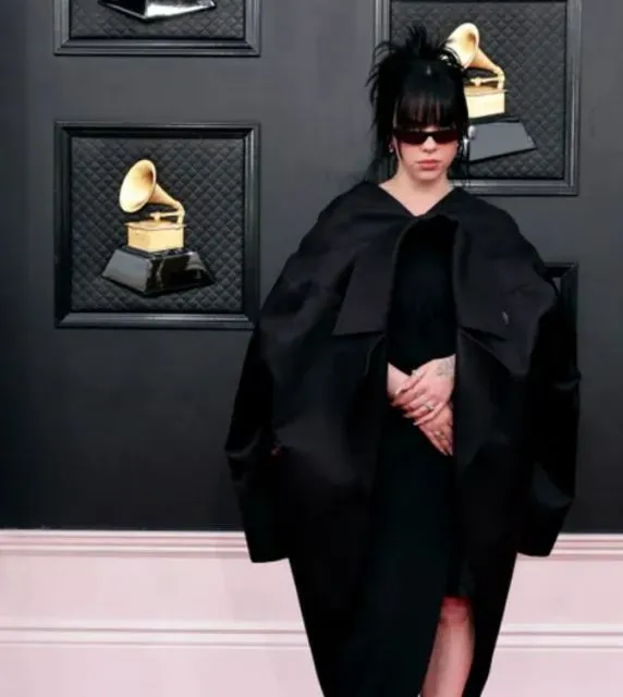 7 Potret Gaya Selebritas di Grammy Awards 2022. Siapa yang Paling Unik? 8 Billie Eilish