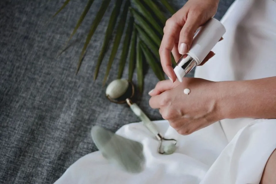 Apa itu Squalane? Kandungan Skincare yang Lagi Naik Daun 10 Pakai di step terakhir skincare routine