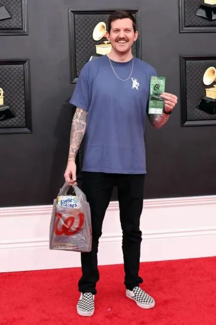 7 Potret Gaya Selebritas di Grammy Awards 2022. Siapa yang Paling Unik? 12 Dillon Francis