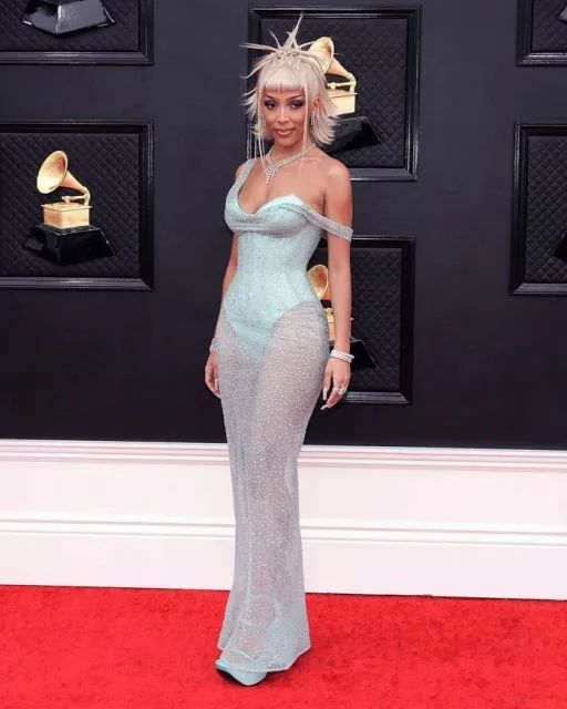 7 Potret Gaya Selebritas di Grammy Awards 2022. Siapa yang Paling Unik? 14 Doja Cat