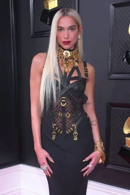 Detail Makeup Para Seleb Saat Hadiri Grammy Awards 2022. Stunning! 8 Dua Lipa