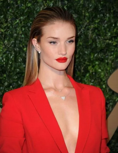 9 Ide Gaya Rambut Sleek Hair yang Fresh dan Elegan. Jurus Jitu Siasati Rambut Lepek 10 Basic sleek hair