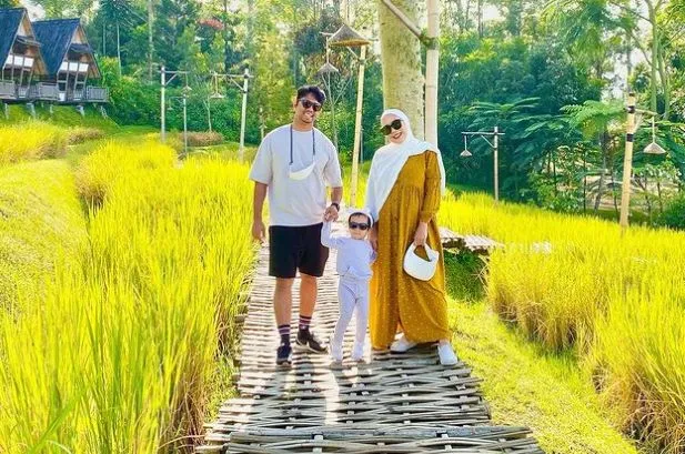 Selamat! Fitri Tropica Melahirkan Anak Kedua 4 Fitri Tropica dan keluarga
