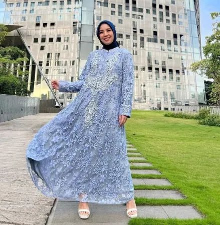 Potret Gaya Terbaru Tya Ariestya Usai Memutuskan Berhijab 8 Tya Ariestya