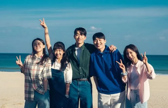 Sederet Gaya Fesyen ala 90-an di Drama Twenty Five Twenty One 18 Twenty Five Twenty One